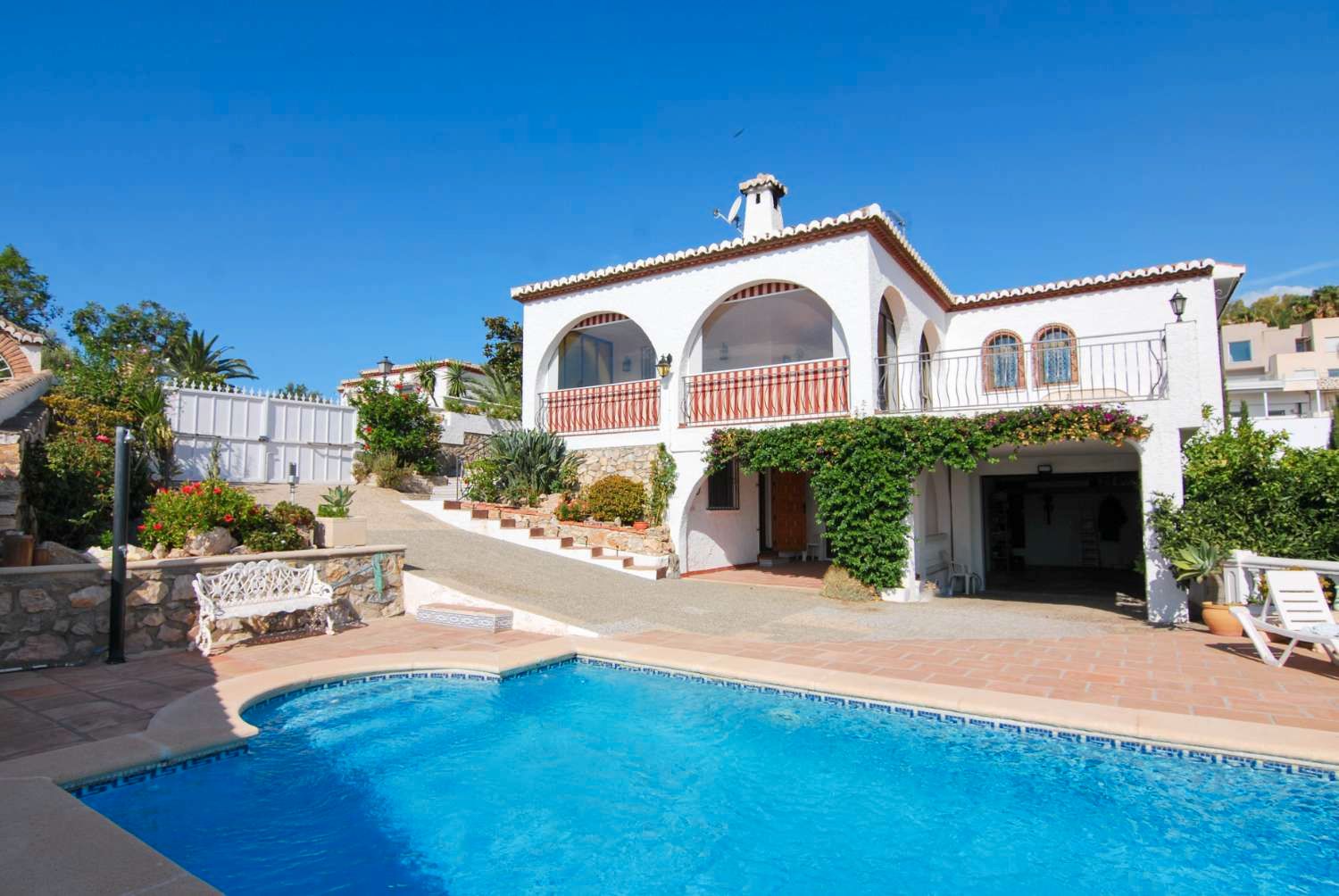 Vista exterior de Casa o xalet en venda en Salobreña amb Terrassa, Traster i Piscina