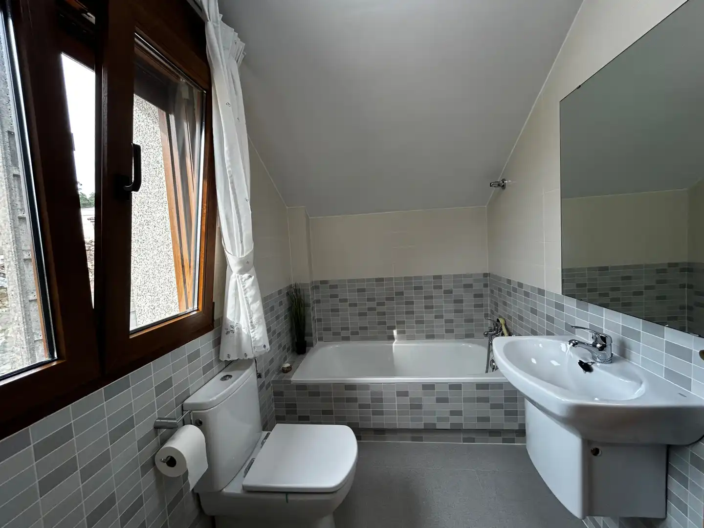 Baño de Casa o chalet en venta en Vilagarcía de Arousa con Calefacción, Jardín privado y Parquet