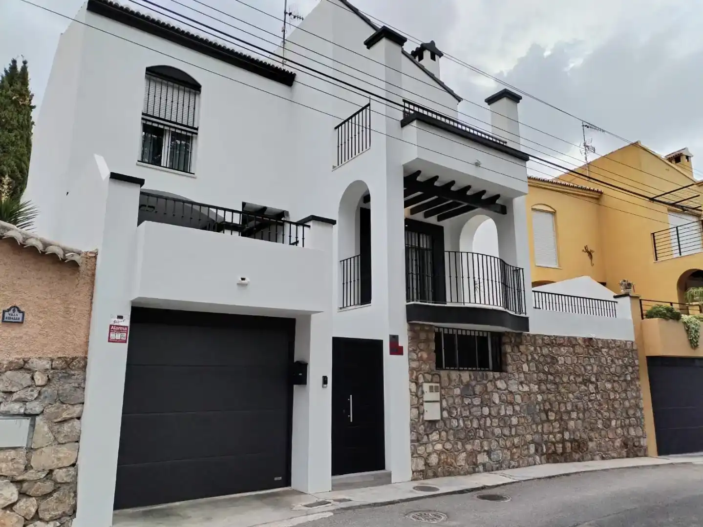 Vista exterior de Casa o xalet en venda en Motril amb Aire condicionat i Balcó