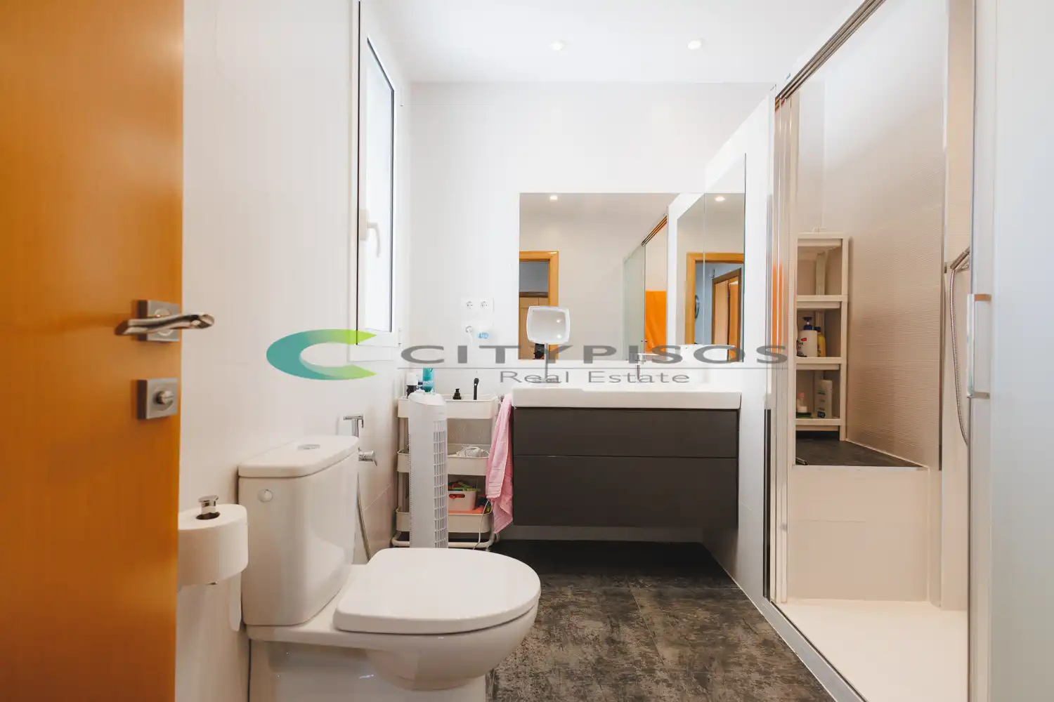 Bathroom of Flat for sale in Barcelona  with Air Conditioner and Oven