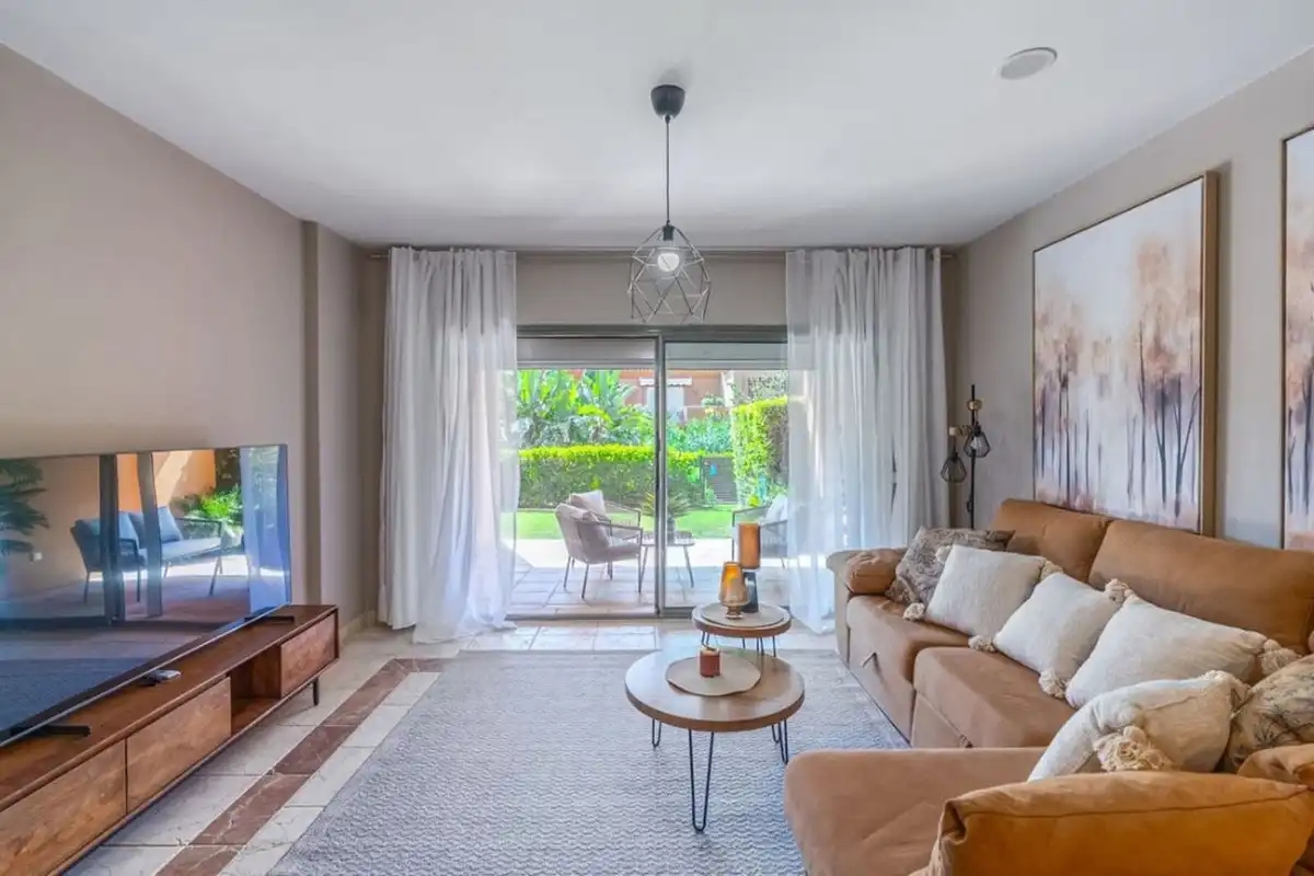 Sala d'estar de Planta baixa en venda en Estepona amb Jardí privat, Traster i Piscina comunitària
