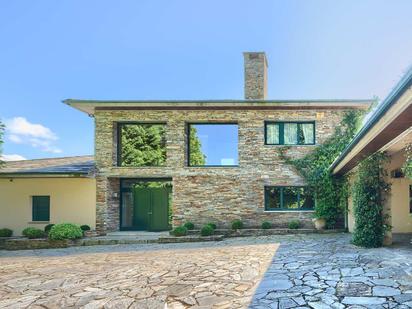Vista exterior de Casa o xalet en venda en Oleiros amb Calefacció, Jardí privat i Parquet