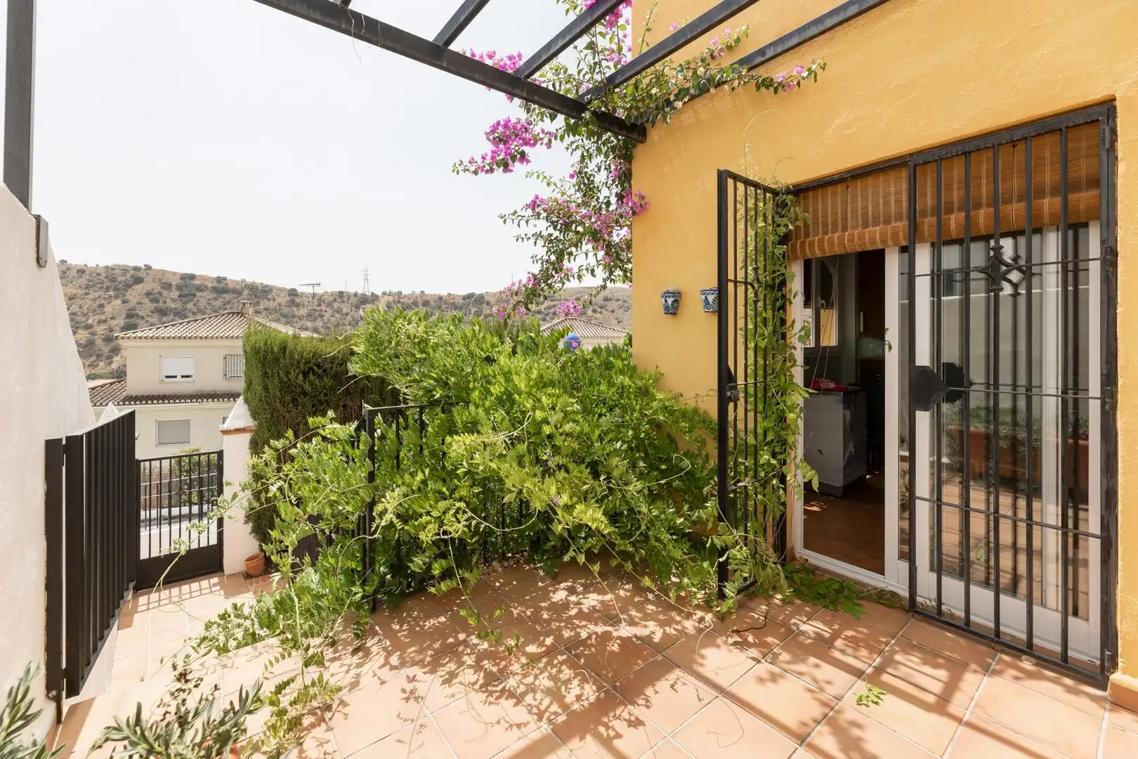 Terrasse von Einfamilien-Reihenhaus zum Verkauf in Granada mit Klimaanlage, Heizung und Privatgarten