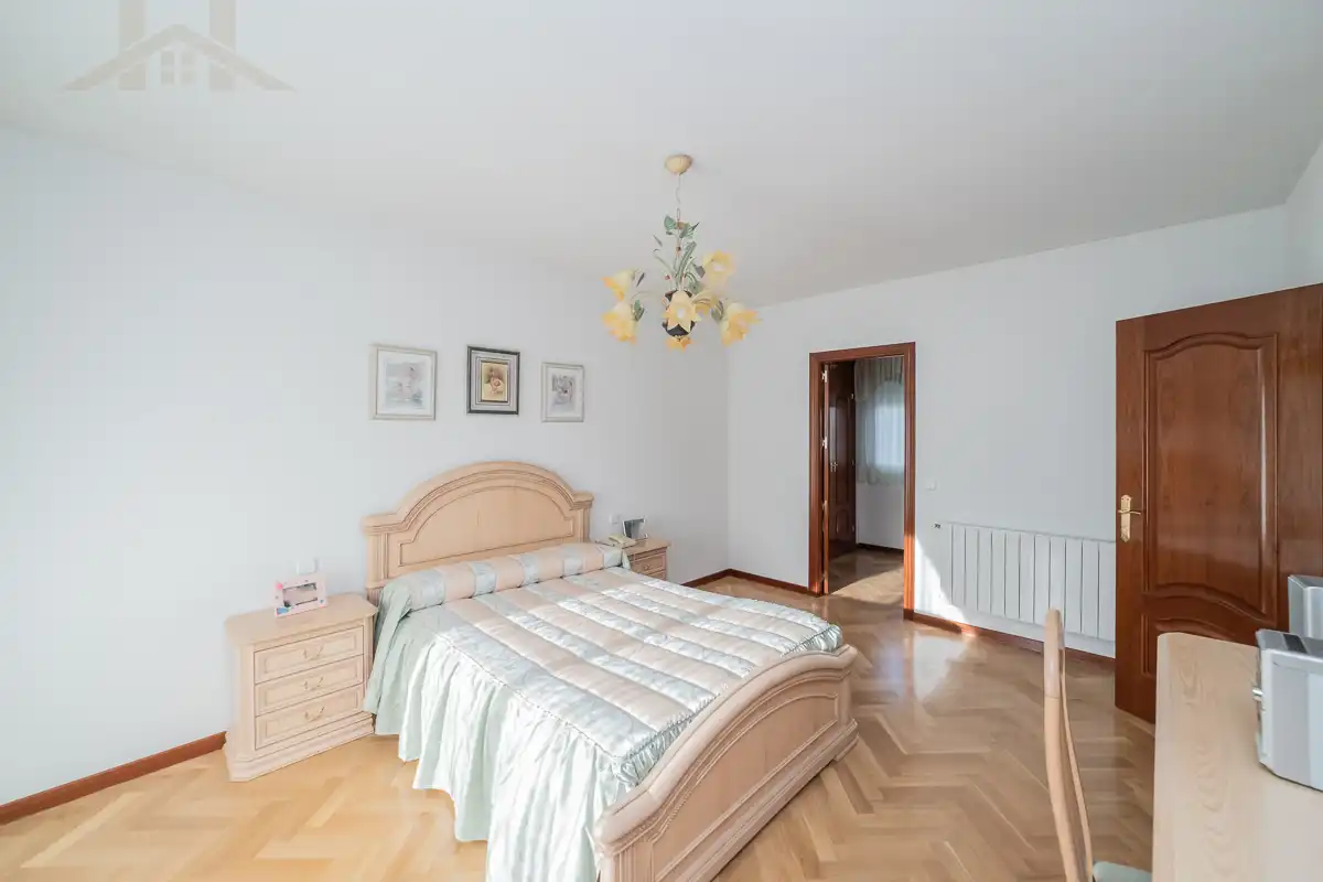 Dormitori de Casa o xalet en venda en San Sebastián de los Reyes amb Calefacció, Jardí privat i Piscina