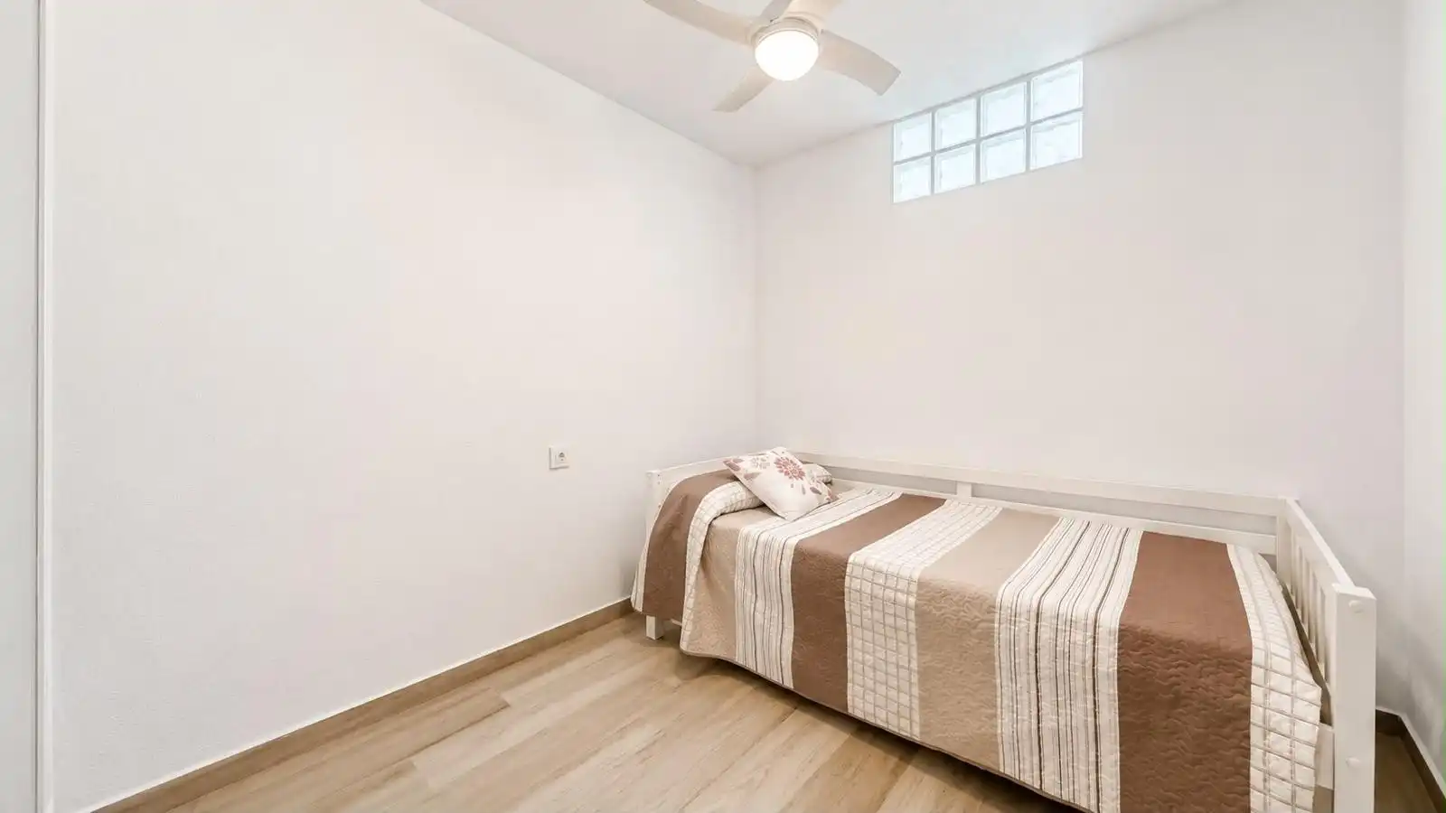 Schlafzimmer von Erdgeschoss zur Miete in Torrevieja mit Klimaanlage, Heizung und Terrasse