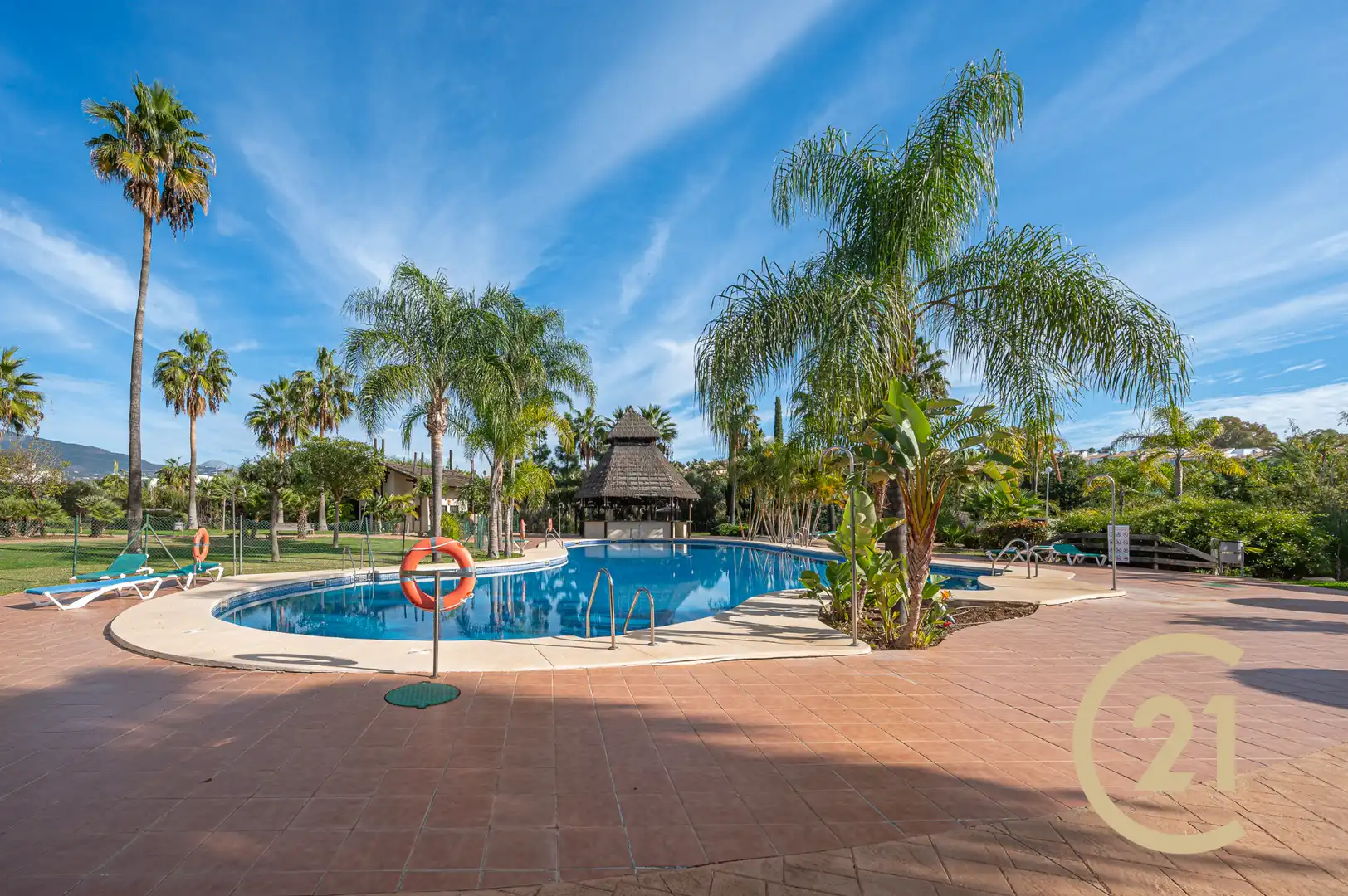 Piscina de Dúplex en venda en Estepona amb Aire condicionat, Terrassa i Moblat