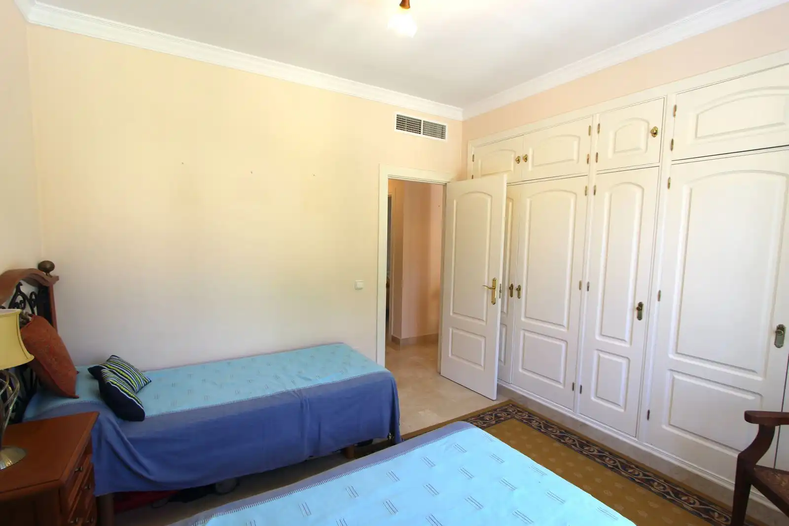 Dormitori de Casa adosada en venda en Marbella amb Terrassa, Moblat i Piscina comunitària