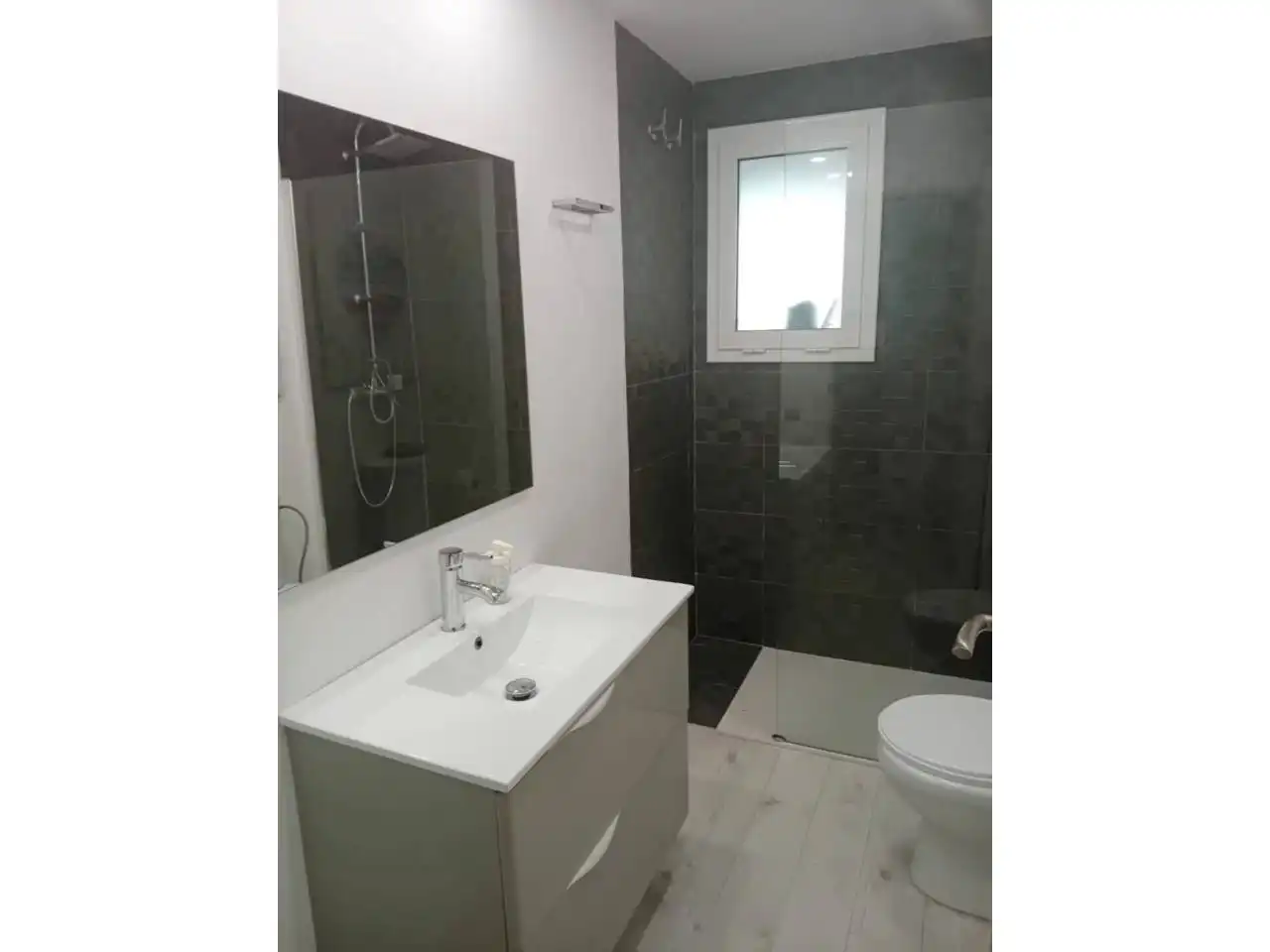 Baño de Piso de alquiler en Cubelles con Aire acondicionado, Calefacción y Jardín privado