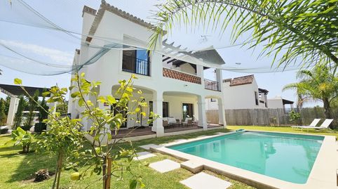 Te brindamos esta elegante y luminosa villa anclada en pleno golf de Azata, una de las zonas más tranquilas y privilegiadas de Est