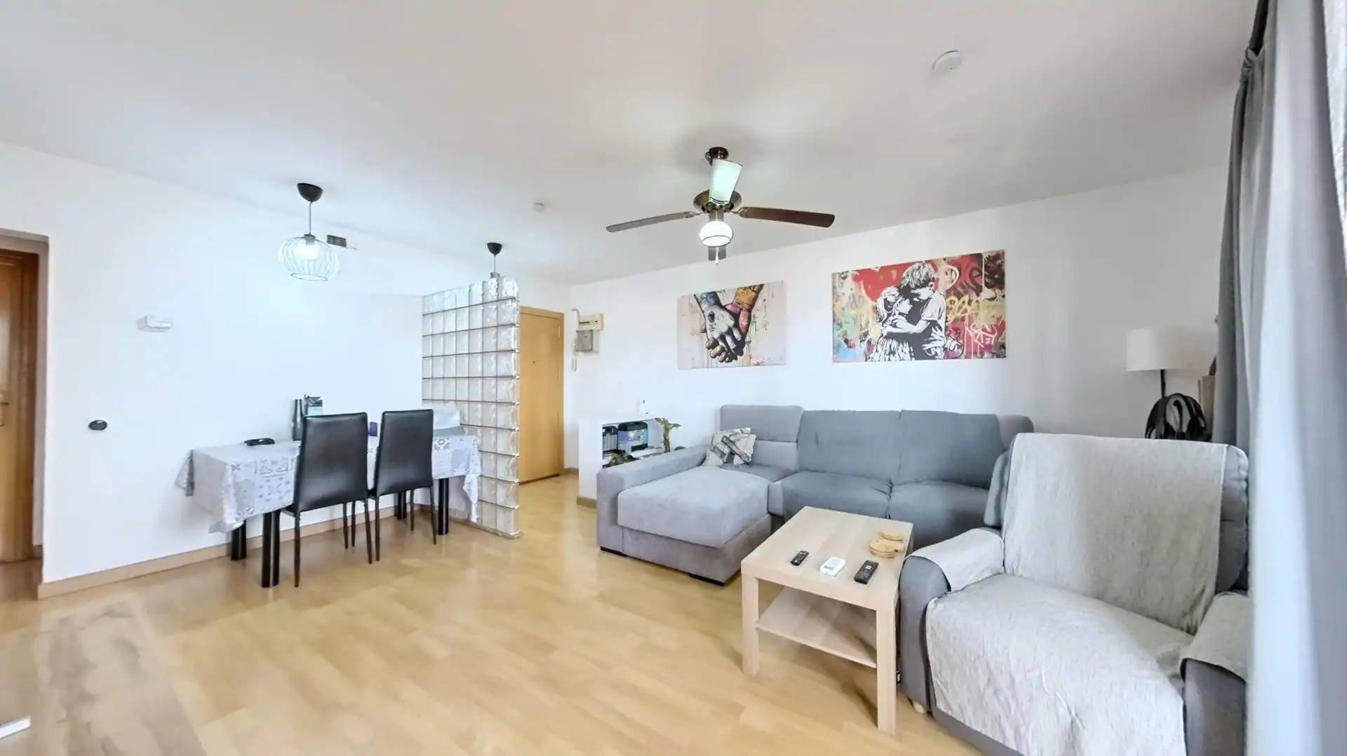 Sala d'estar de Àtic en venda en Santa Coloma de Gramenet amb Parquet, Terrassa i Balcó