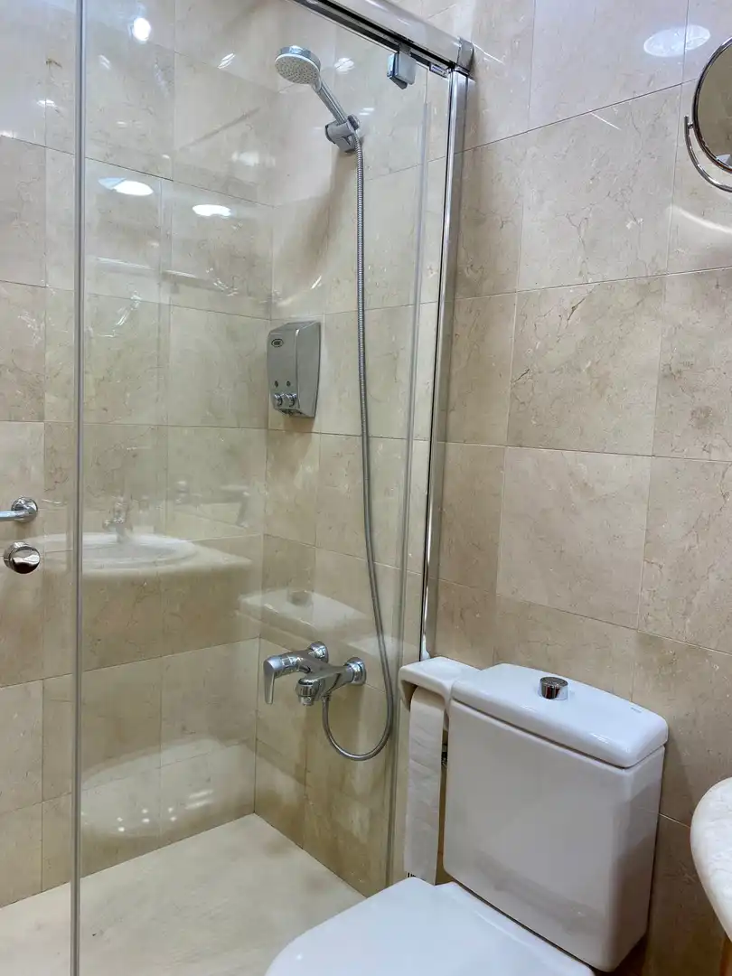 Baño de Ático en venta en Avilés con Calefacción y Parquet