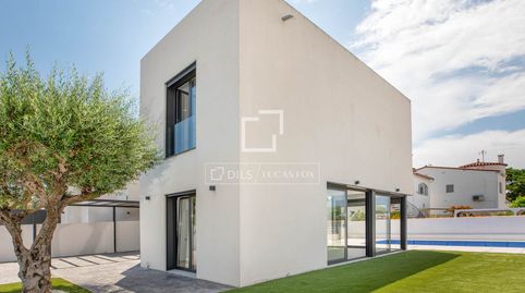 Moderna casa pareada con piscina y opción de amarre en Empuriabrava