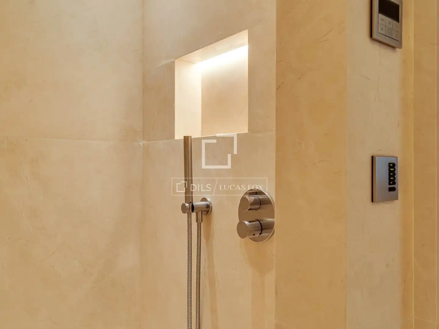 Badezimmer von Wohnung zum Verkauf in Barcelona mit Klimaanlage, Heizung und Parkett