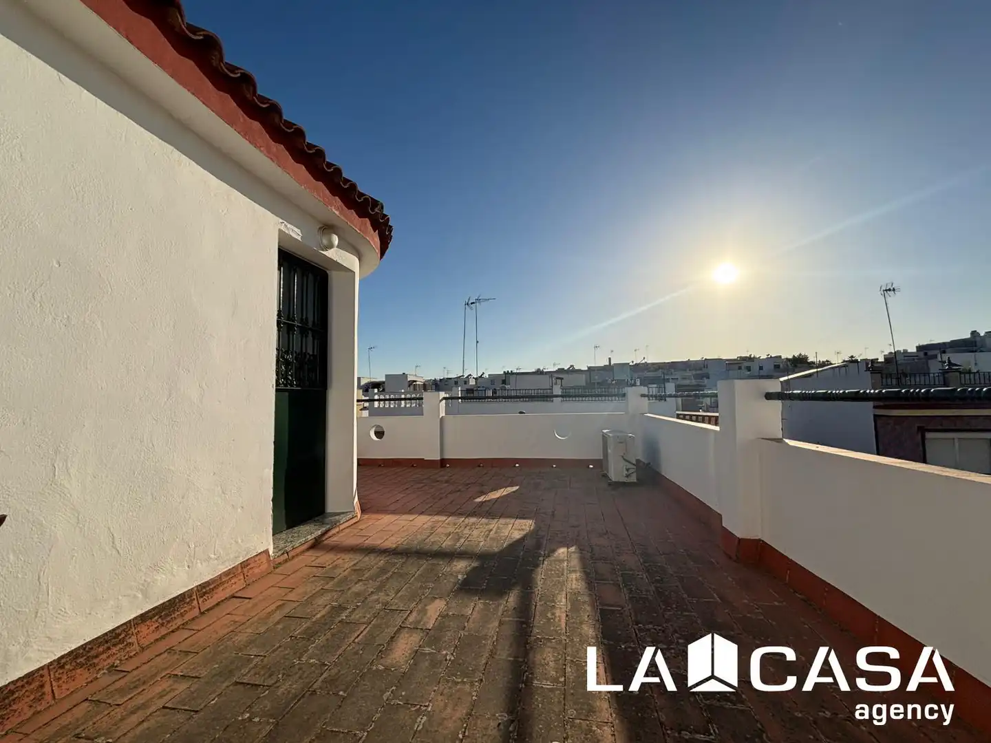 Vista exterior de Casa o xalet en venda en Dos Hermanas amb Balcó