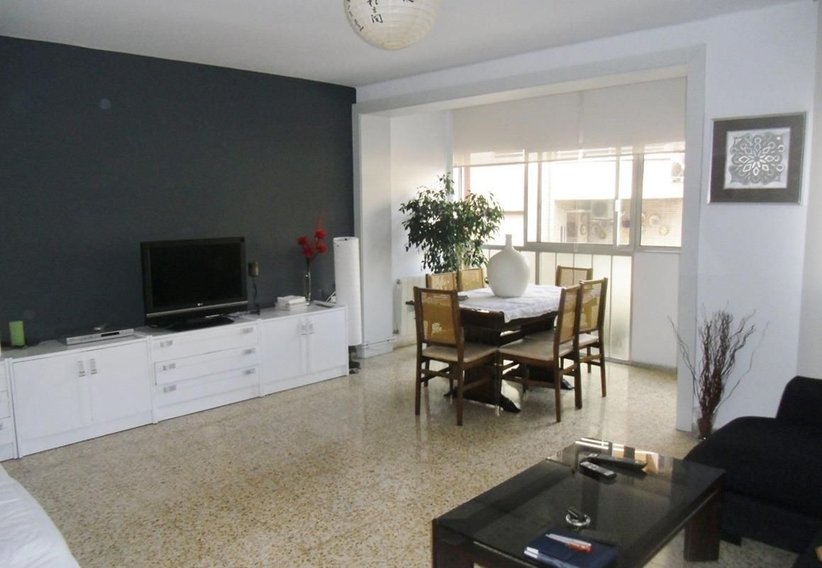 Sala d'estar de Pis de lloguer en Oviedo  amb Aire condicionat, Jardí privat i Parquet