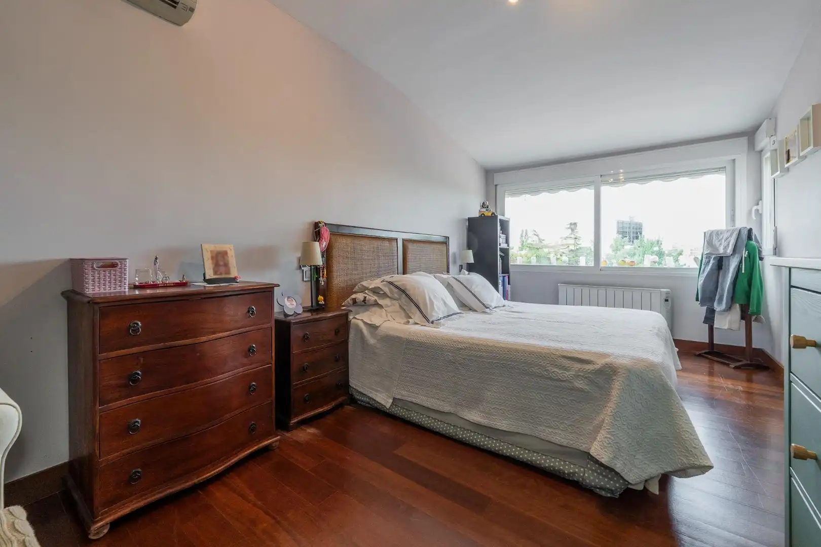 Schlafzimmer von Maisonette zum Verkauf in La Moraleja mit Klimaanlage, Heizung und Privatgarten