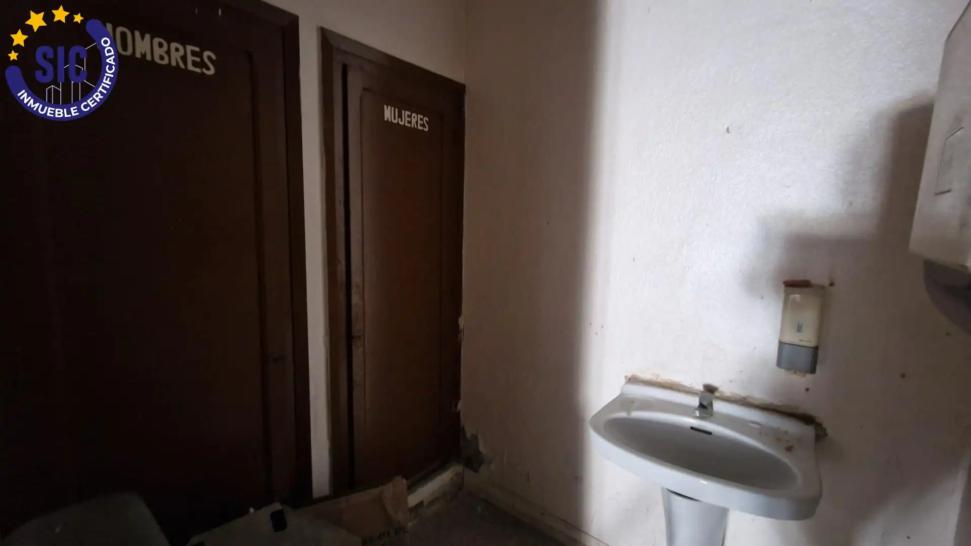 Bathroom of Commercial properties for sale in Valencia