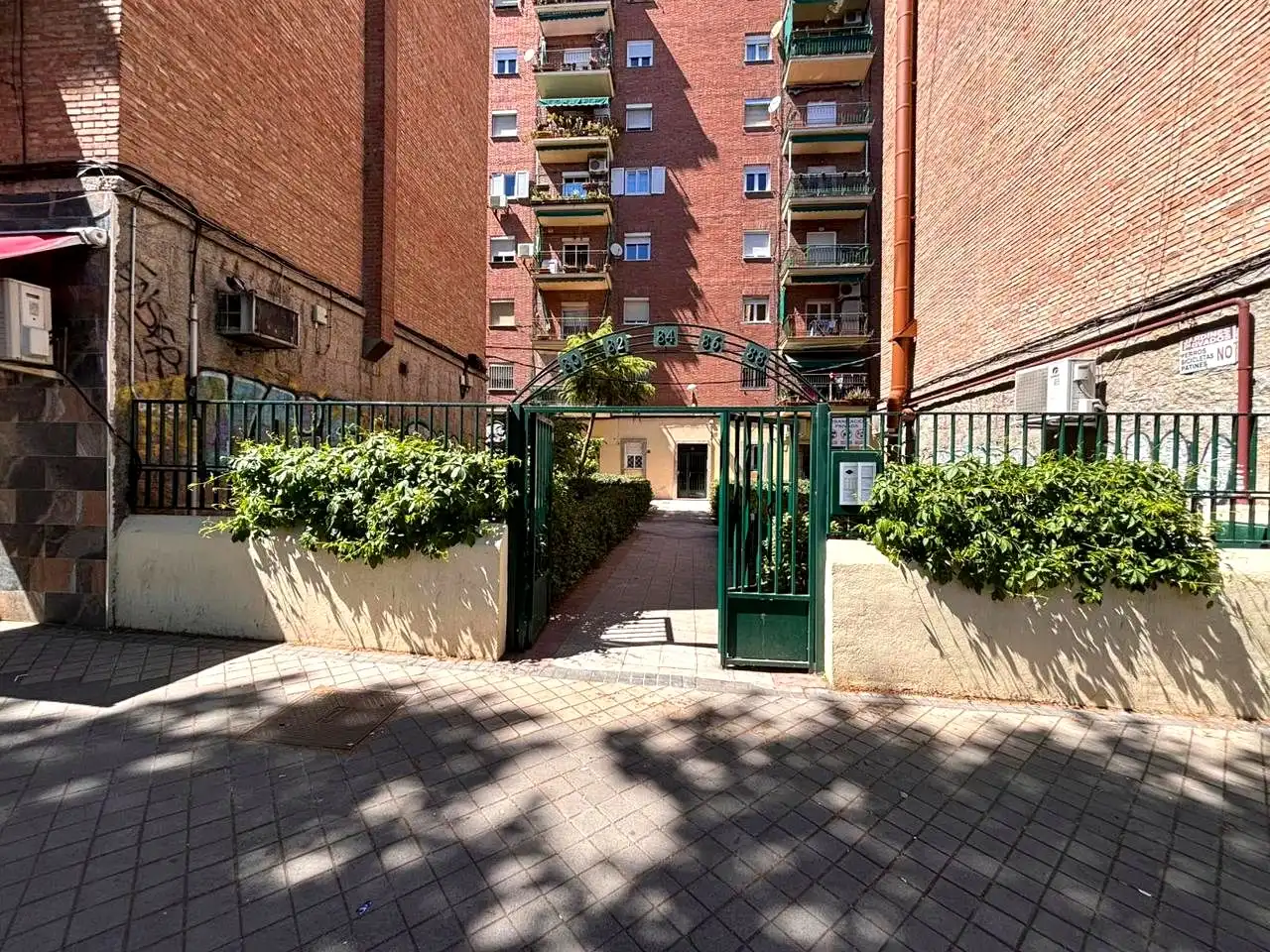 Exterior view of Ground floor for sale in Madrid  with Air Conditioner and Furnished