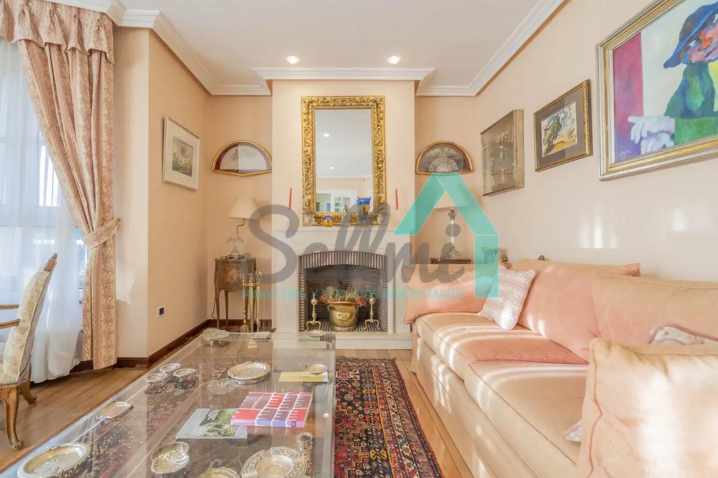 Sala d'estar de Casa o xalet en venda en Oviedo  amb Calefacció, Jardí privat i Parquet