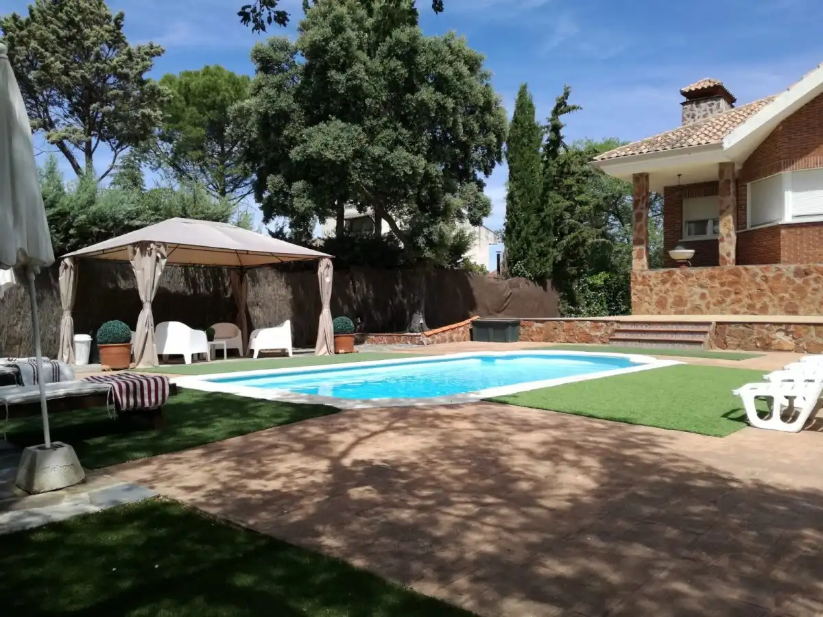 Piscina de Casa o chalet en venta en Villalbilla con Aire acondicionado, Calefacción y Jardín privado