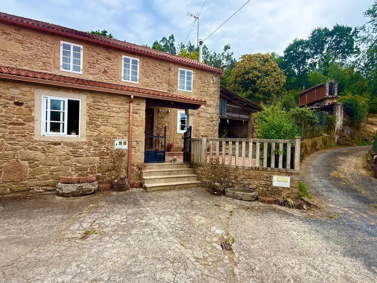 Vista exterior de Casa o xalet en venda en Santiago de Compostela  amb Jardí privat i Traster