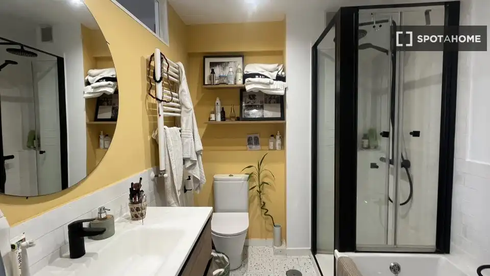 Badezimmer von Wohnung zur Miete in Madrid mit Klimaanlage, Heizung und Möbliert