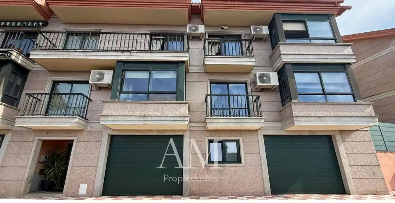 Vista exterior de Casa o xalet en venda en Ponteareas amb Calefacció, Jardí privat i Terrassa
