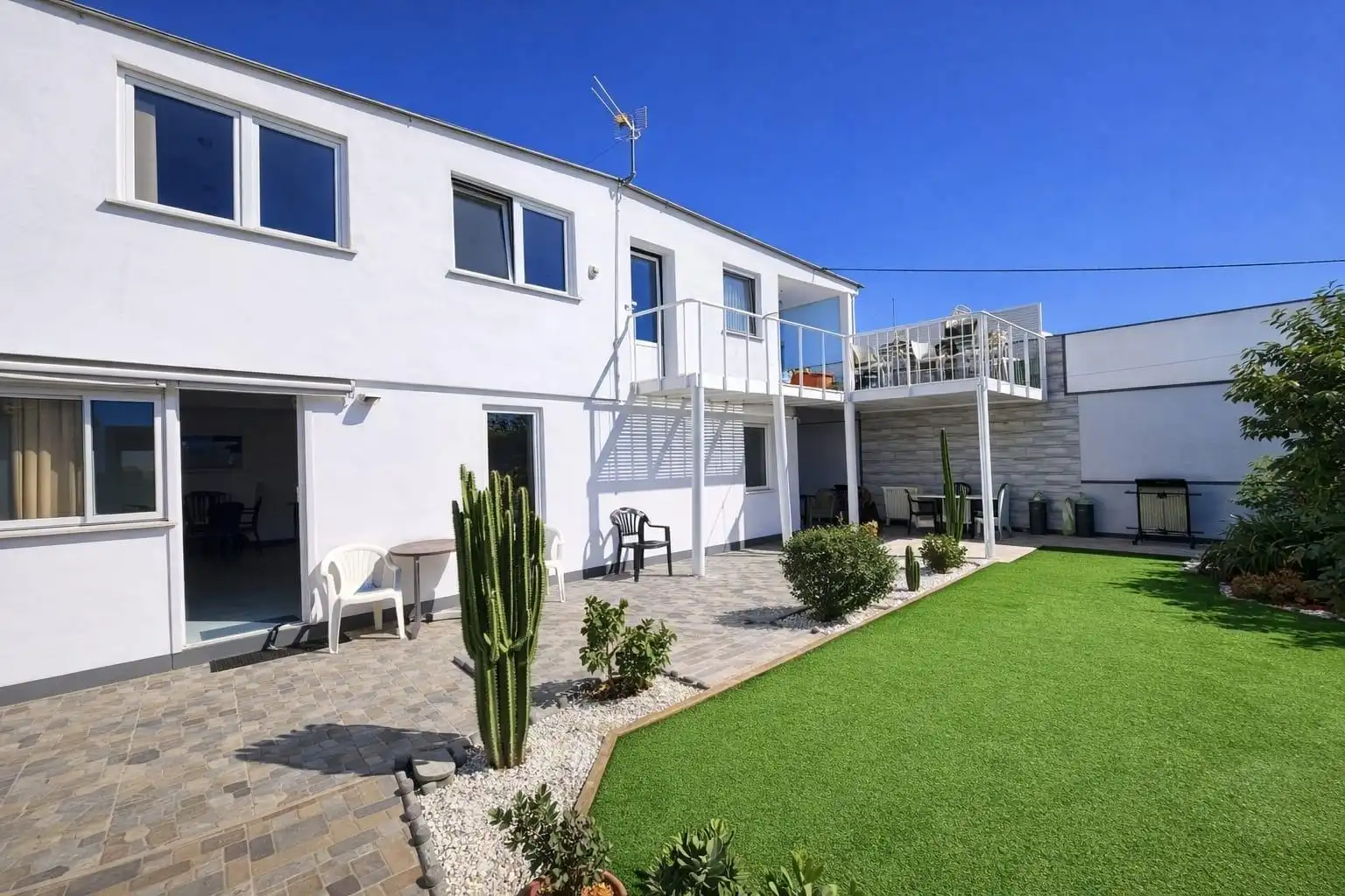 Vista exterior de Casa o xalet en venda en Arona amb Aire condicionat, Jardí privat i Terrassa