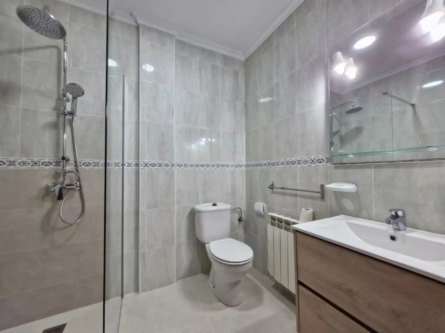 Badezimmer von Einfamilien-Reihenhaus zur Miete in Polanco mit Heizung, Privatgarten und Terrasse