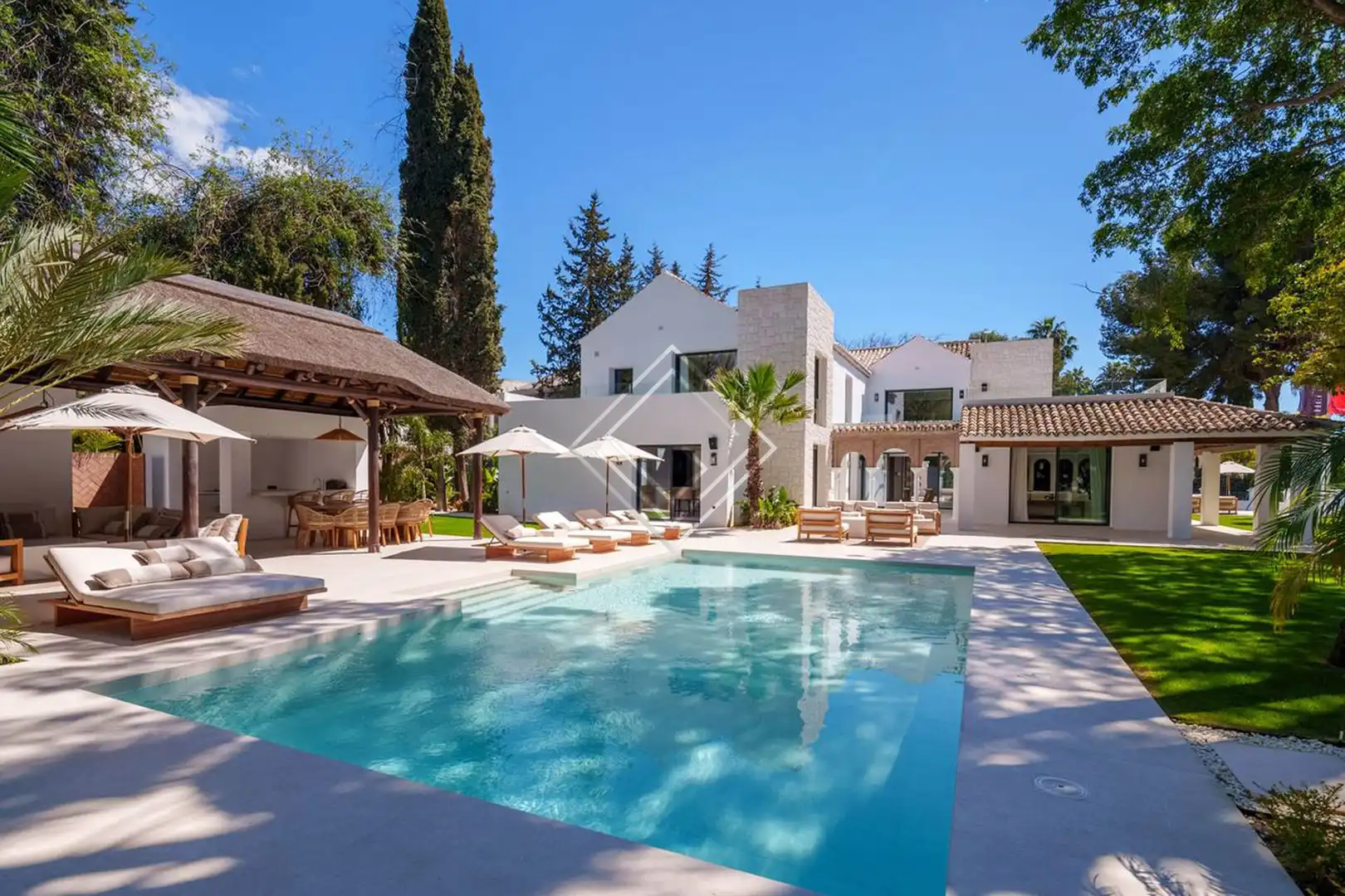 Xalet amb piscina en venda a Nueva Andalucía