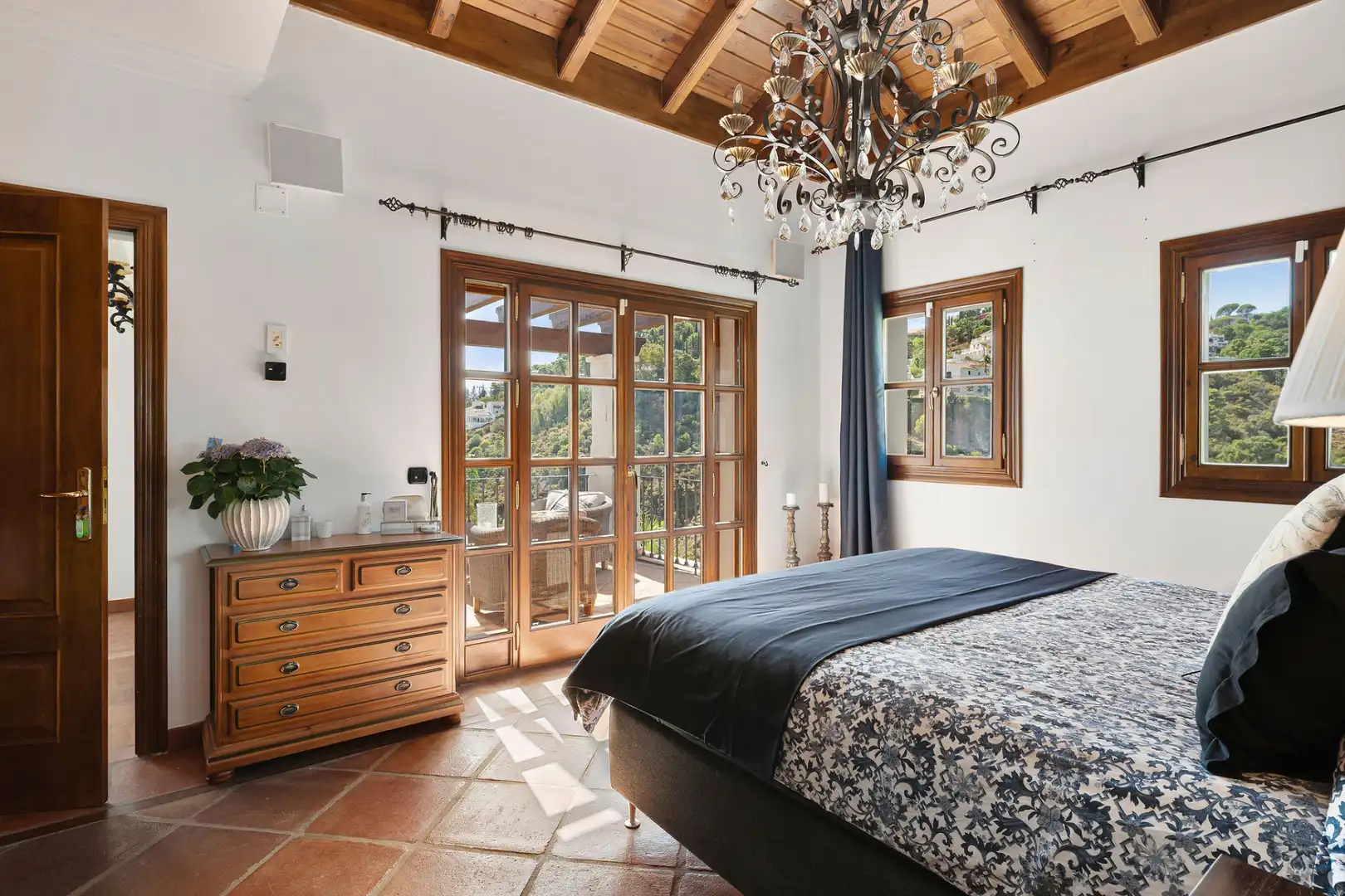 Bedroom of Houses for sale in Benahavís  with Air Conditioner, Private garden and Swimming Pool