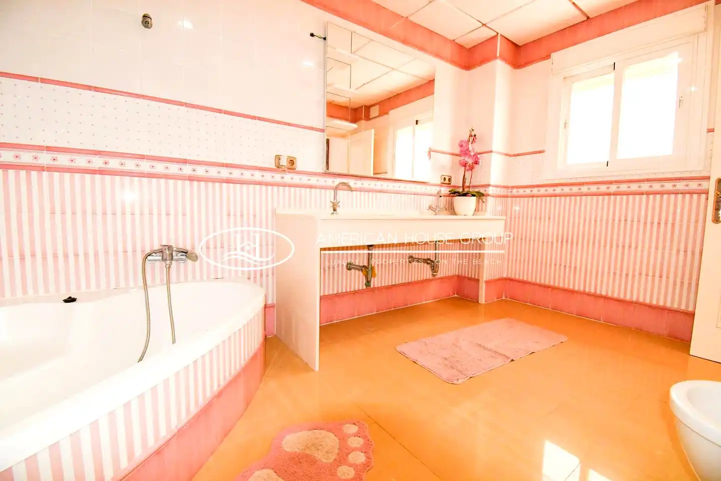 Bathroom of Houses for sale in Chiclana de la Frontera  with Air Conditioner, Heating and Private garden