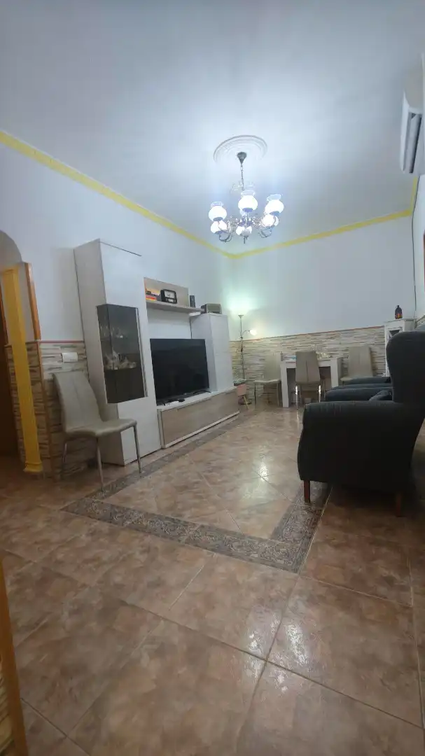 Sala d'estar de Casa adosada en venda en Roquetas de Mar amb Aire condicionat i Moblat