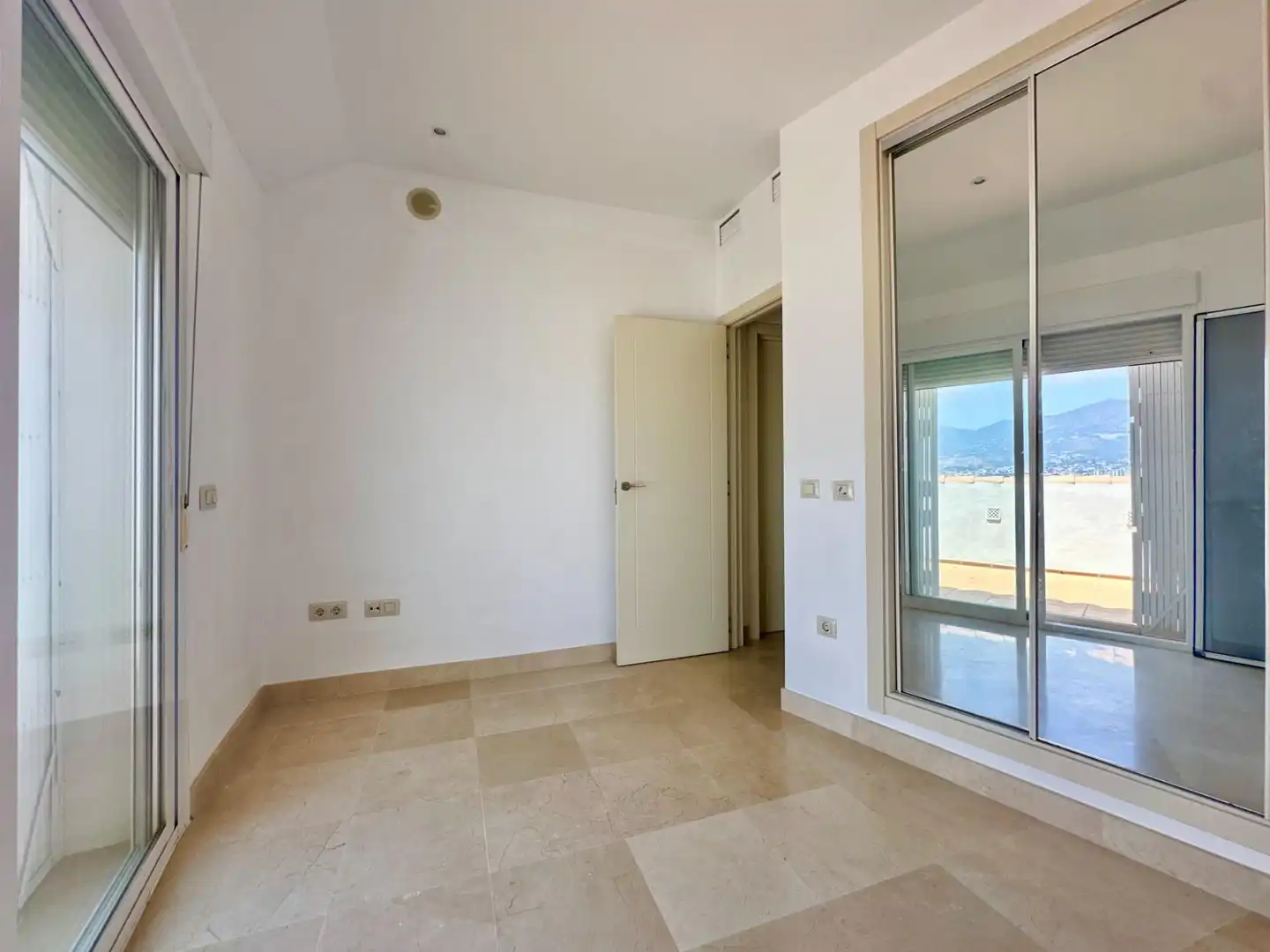 Ático con ascensor en venta en Castillo Sohail - Myramar, imagen 27
