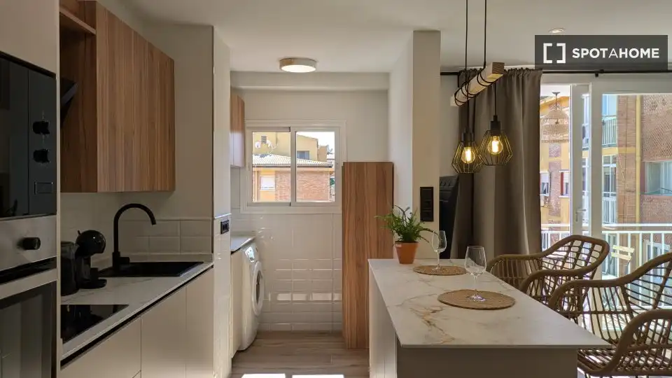 Cuina de Apartament per a compartir en Málaga amb Aire condicionat, Terrassa i Moblat