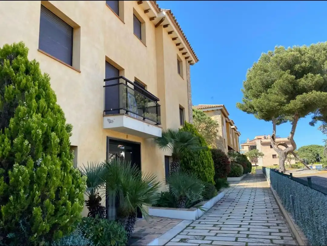 Vista exterior de Pis de lloguer en Castell d'Aro, Platja d'Aro i s'Agaró amb Aire condicionat, Calefacció i Jardí privat