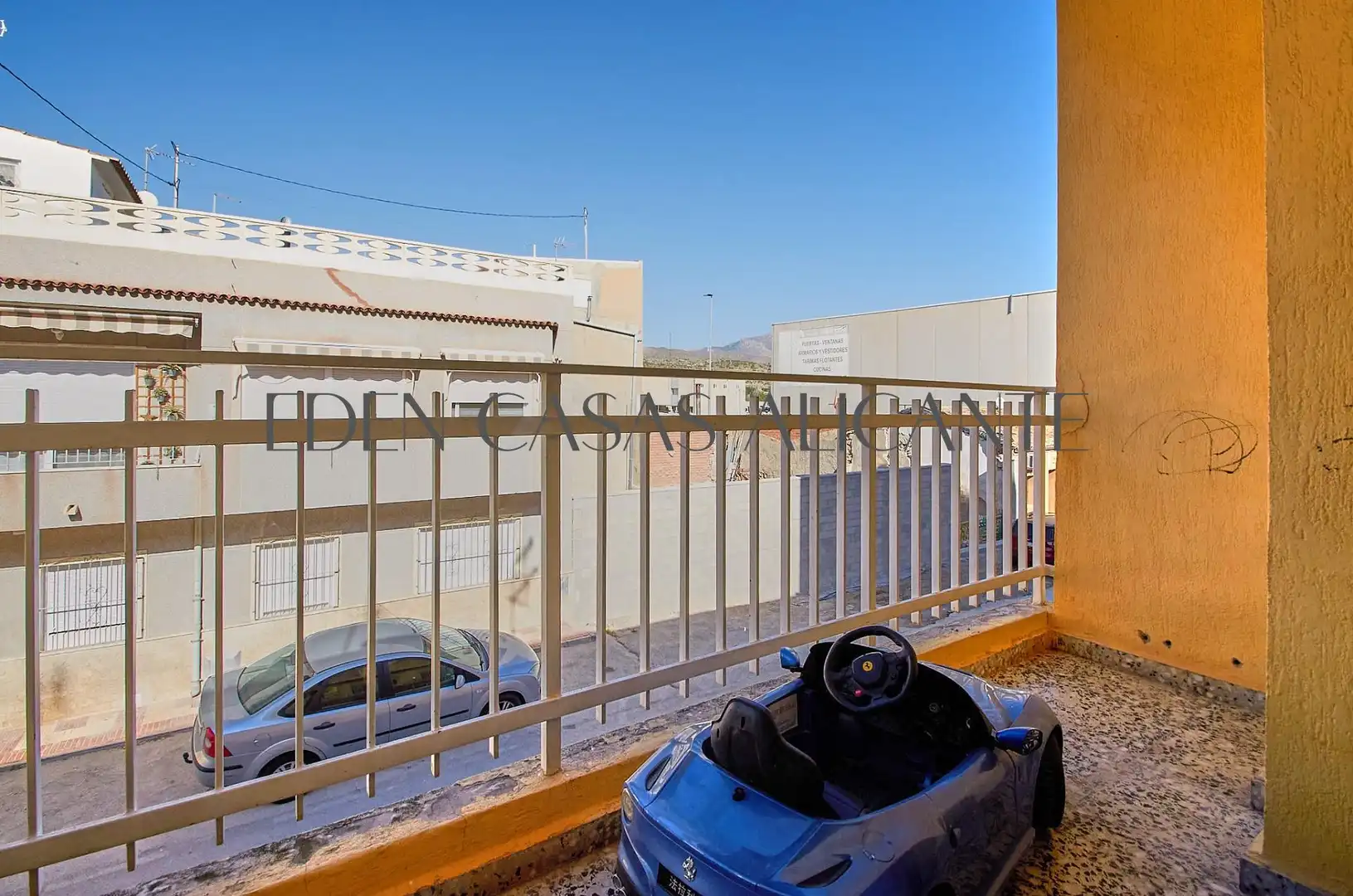 Vista exterior de Casa adosada en venda en El Campello amb Jardí privat, Terrassa i Traster