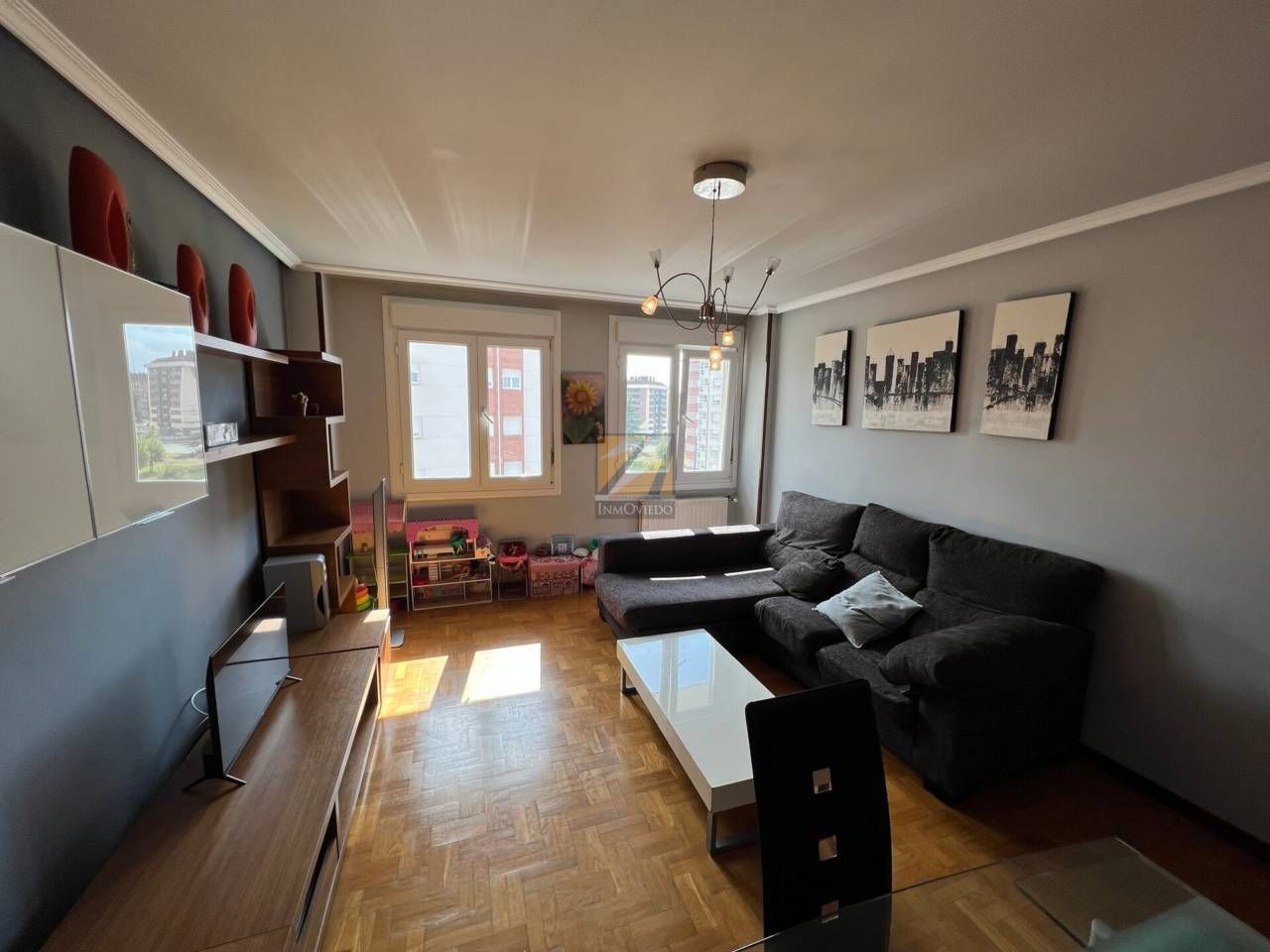 Sala de estar de Piso en venta en Oviedo  con Calefacción, Parquet y Trastero