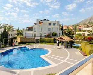 Vista exterior de Casa o xalet de lloguer en Marbella amb Aire condicionat, Jardí privat i Piscina