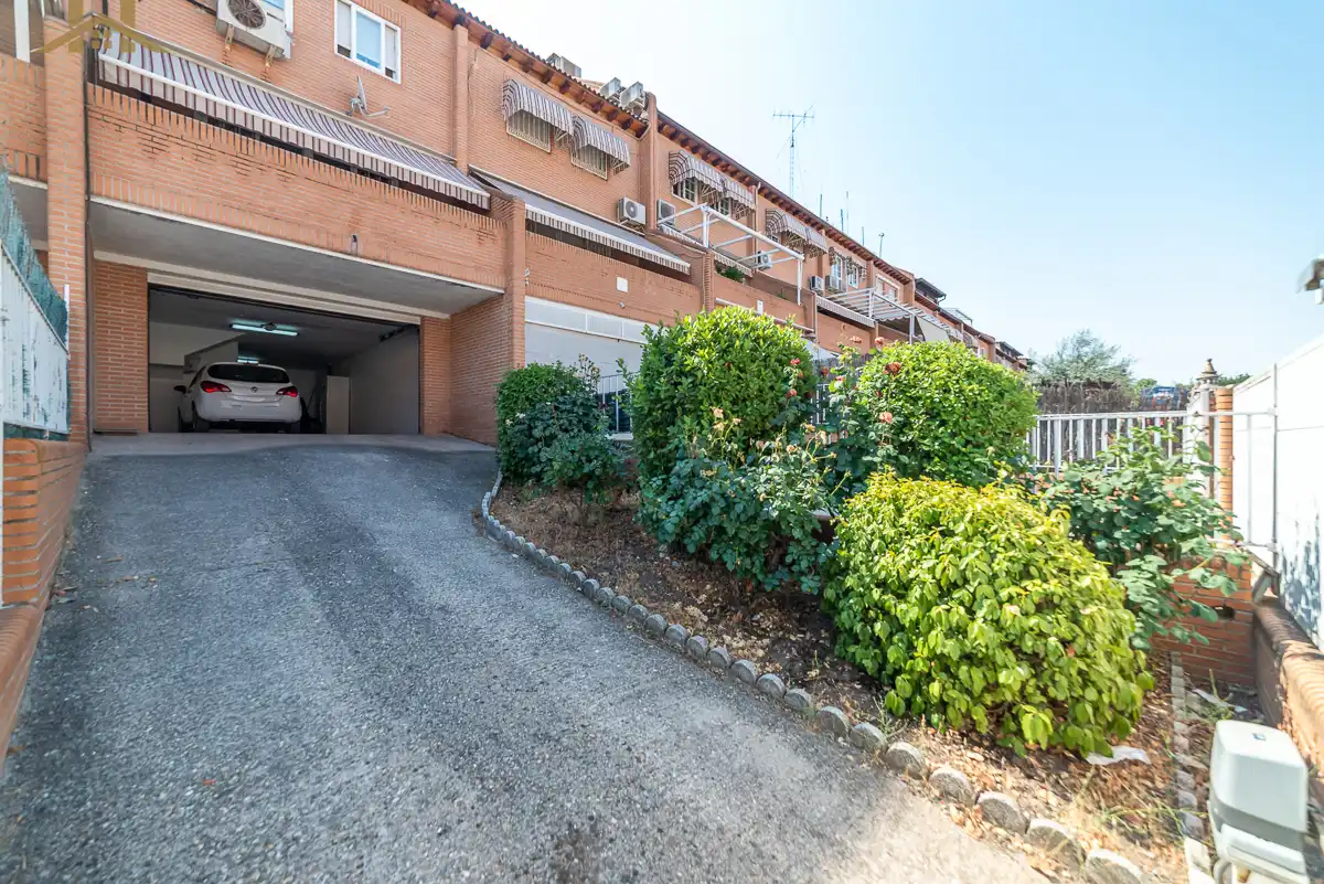 Parking de Casa adosada en venta en Móstoles con Aire acondicionado, Calefacción y Jardín privado