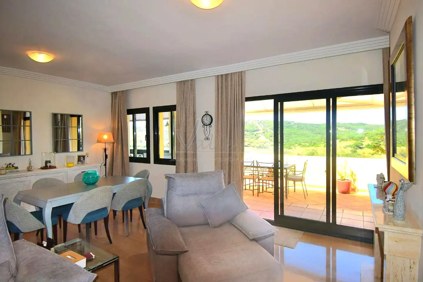 Sala d'estar de Àtic en venda en Sotogrande amb Aire condicionat, Terrassa i Traster