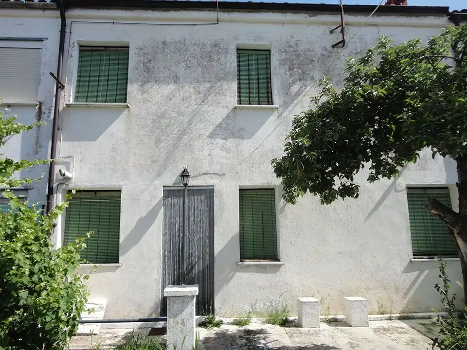 Außenansicht von Einfamilien-Reihenhaus zum Verkauf in Salas de los Infantes mit Heizung und Privatgarten