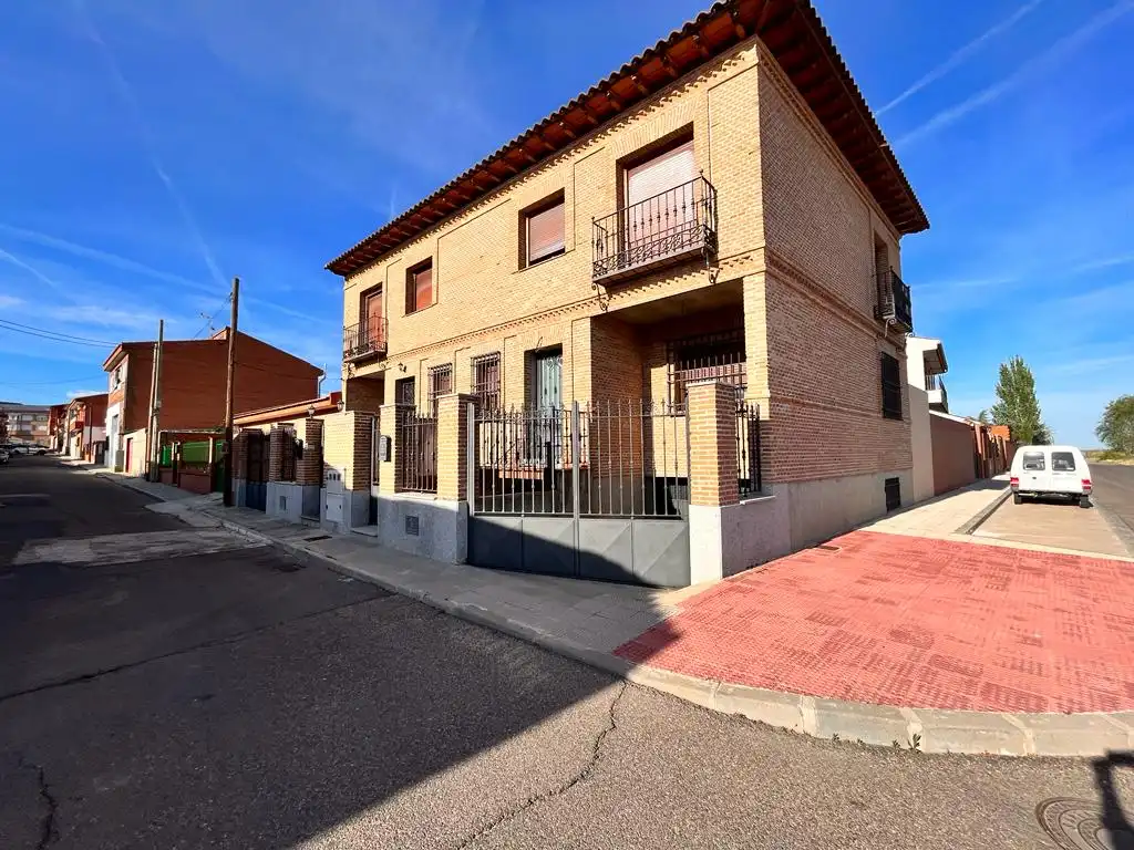 Vista exterior de Casa o xalet en venda en Fuensalida amb Traster i Balcó