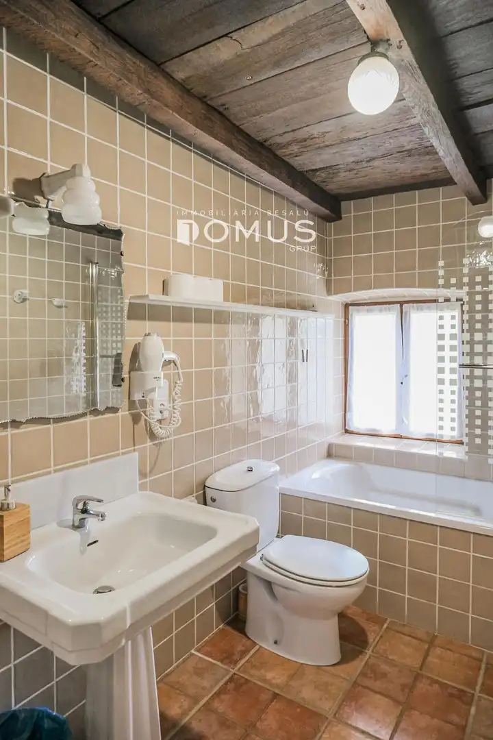 Baño de Finca rústica en venta en Santa Pau con Calefacción, Parquet y Piscina