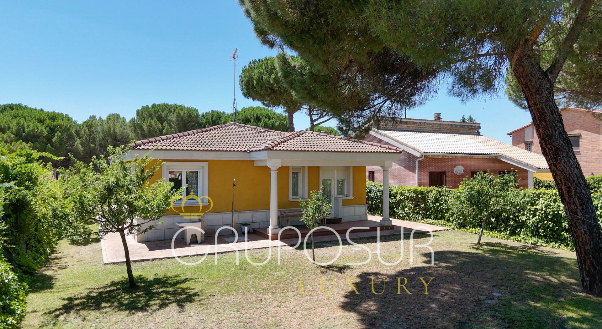 Vista exterior de Casa o xalet en venda en Aldeamayor de San Martín amb Calefacció, Jardí privat i Terrassa