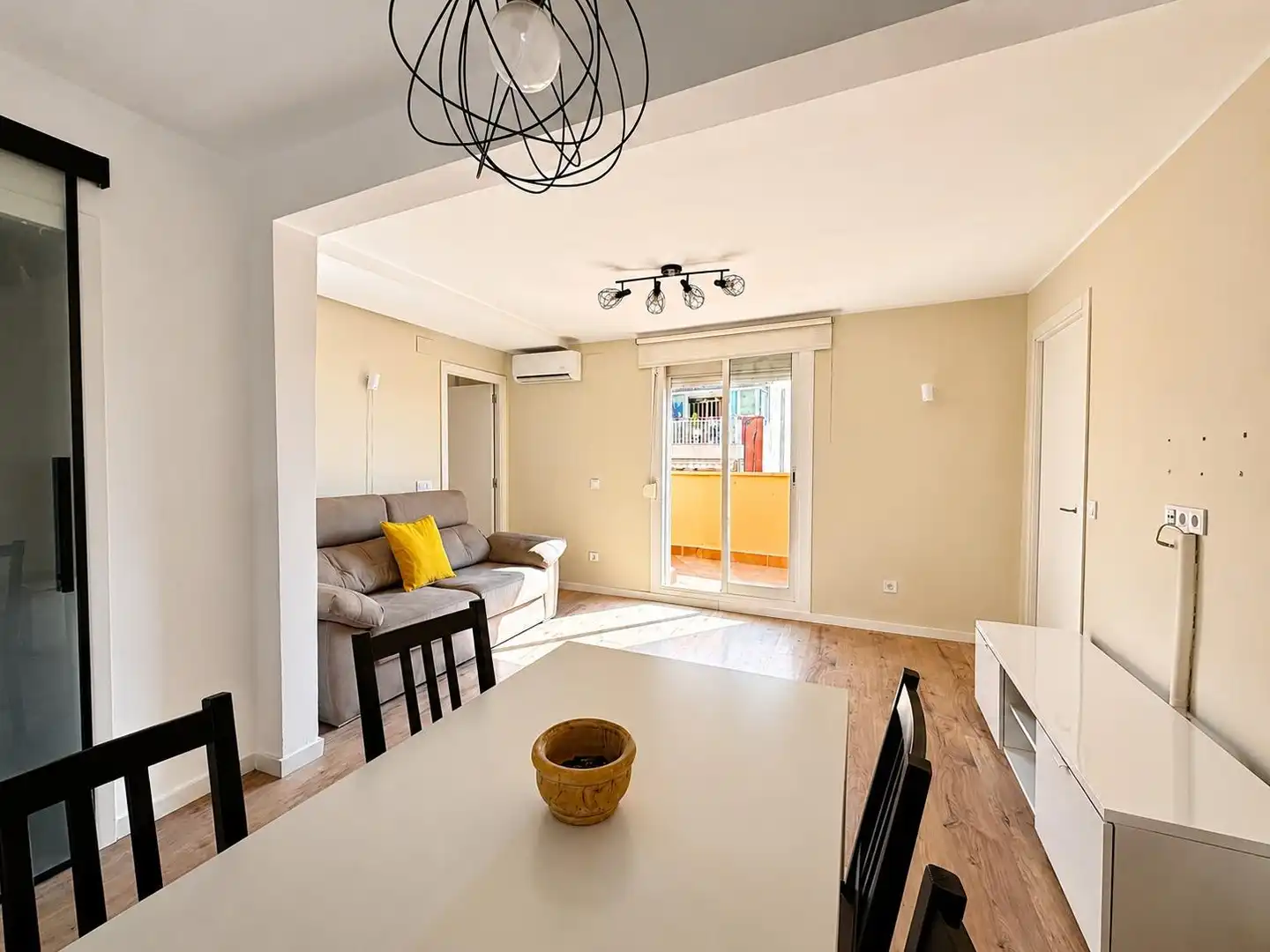 Living room of Attic for sale in L'Hospitalet de Llobregat  with Heating, Parquet flooring and Terrace