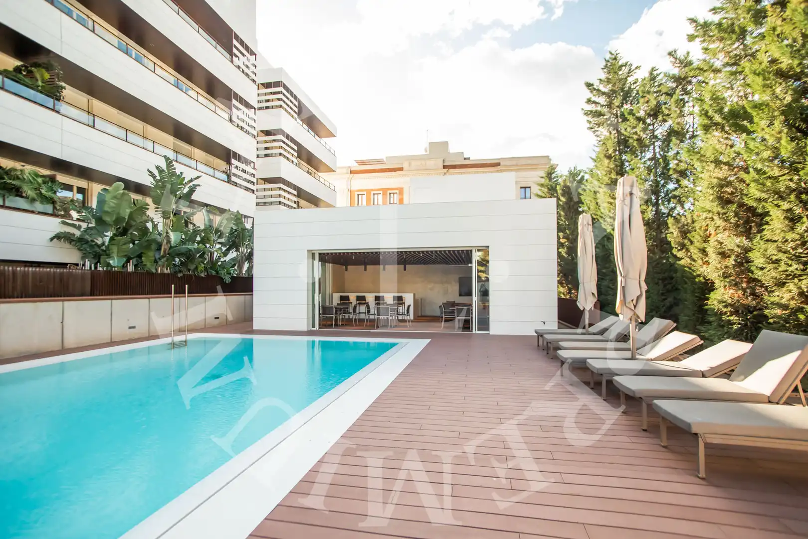 Piscina de Pis en venda en Barcelona amb Aire condicionat, Calefacció i Parquet