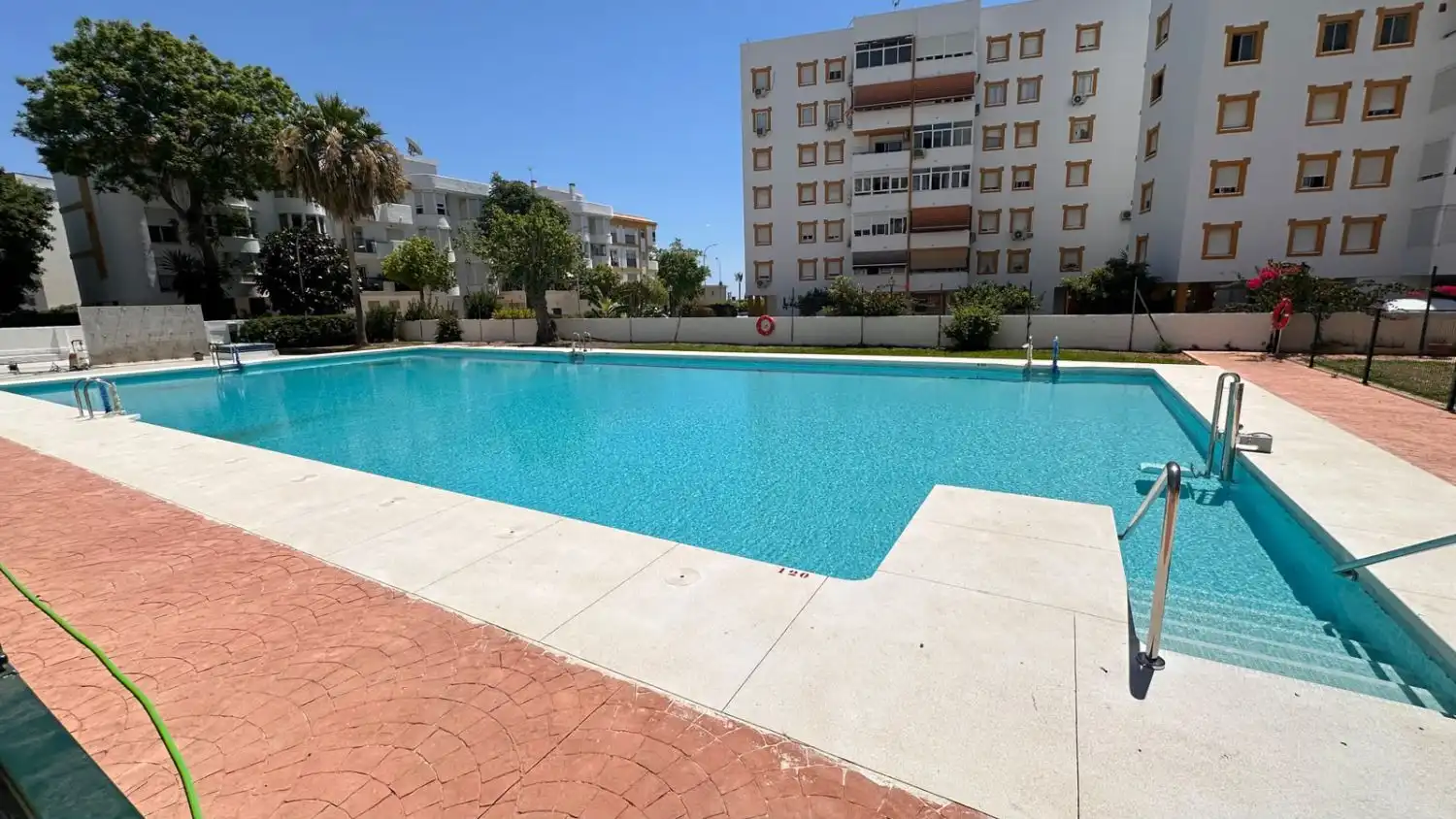 Piscina de Estudio en venta en Torremolinos con Aire acondicionado, Calefacción y Piscina comunitaria