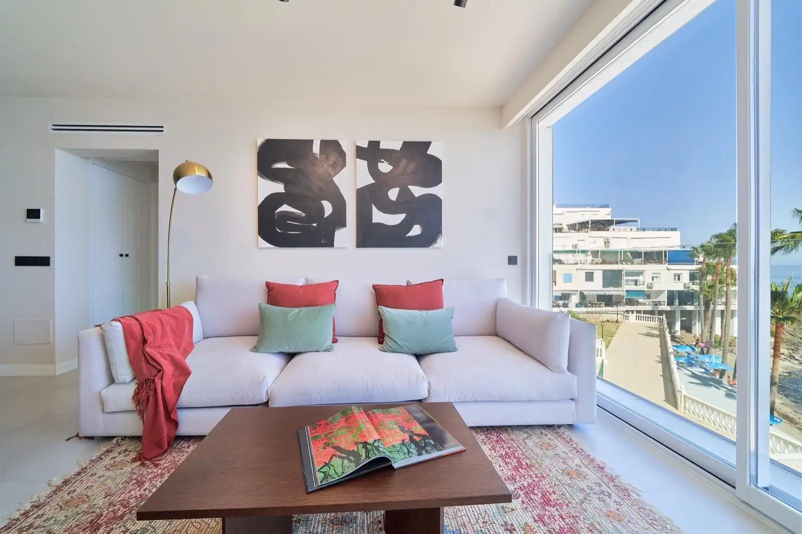 Sala d'estar de Apartament de lloguer en Benalmádena amb Aire condicionat, Terrassa i Moblat