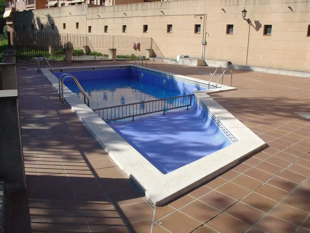 Piscina de Pis en venda en Boltaña amb Calefacció, Parquet i Terrassa